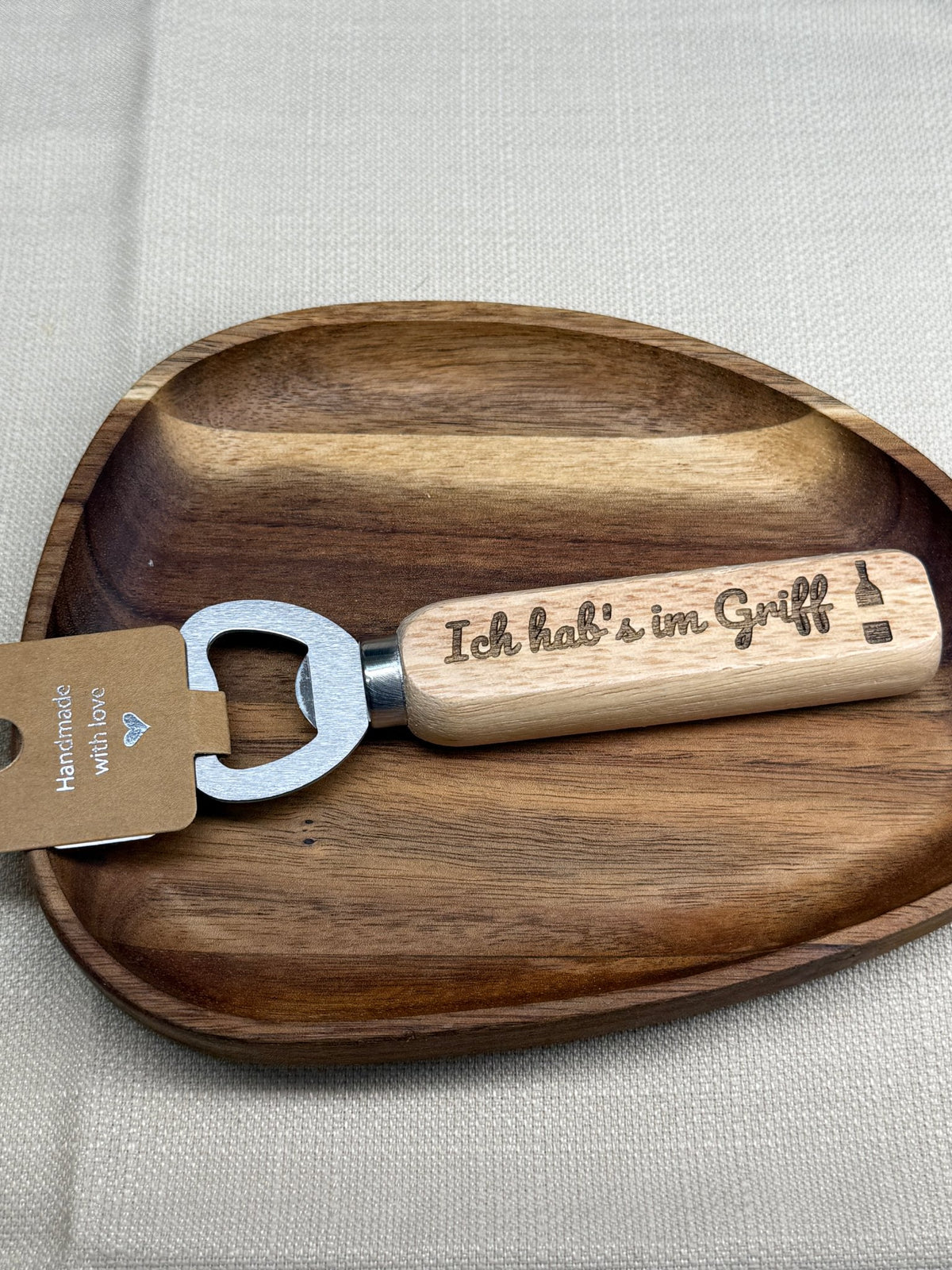 Gravierter Flaschenöffner aus Holz „Im Griff"