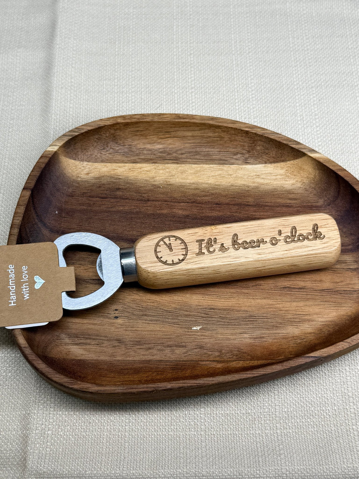 Gravierter Flaschenöffner aus Holz „Beer O'clock"