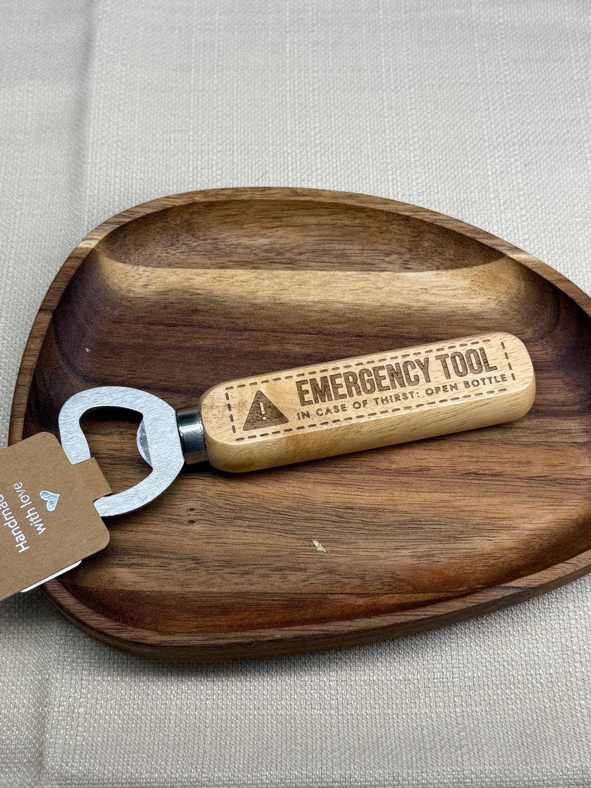 Gravierter Flaschenöffner aus Holz „Emergency tool"