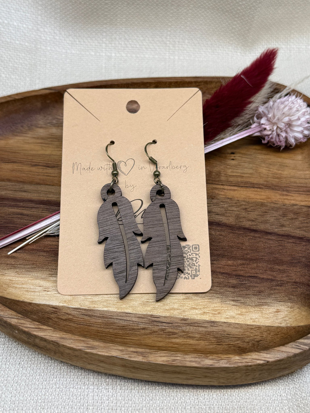 Holzohrringe „Feder" — Lasercut Walnuss, nickelfreie Haken