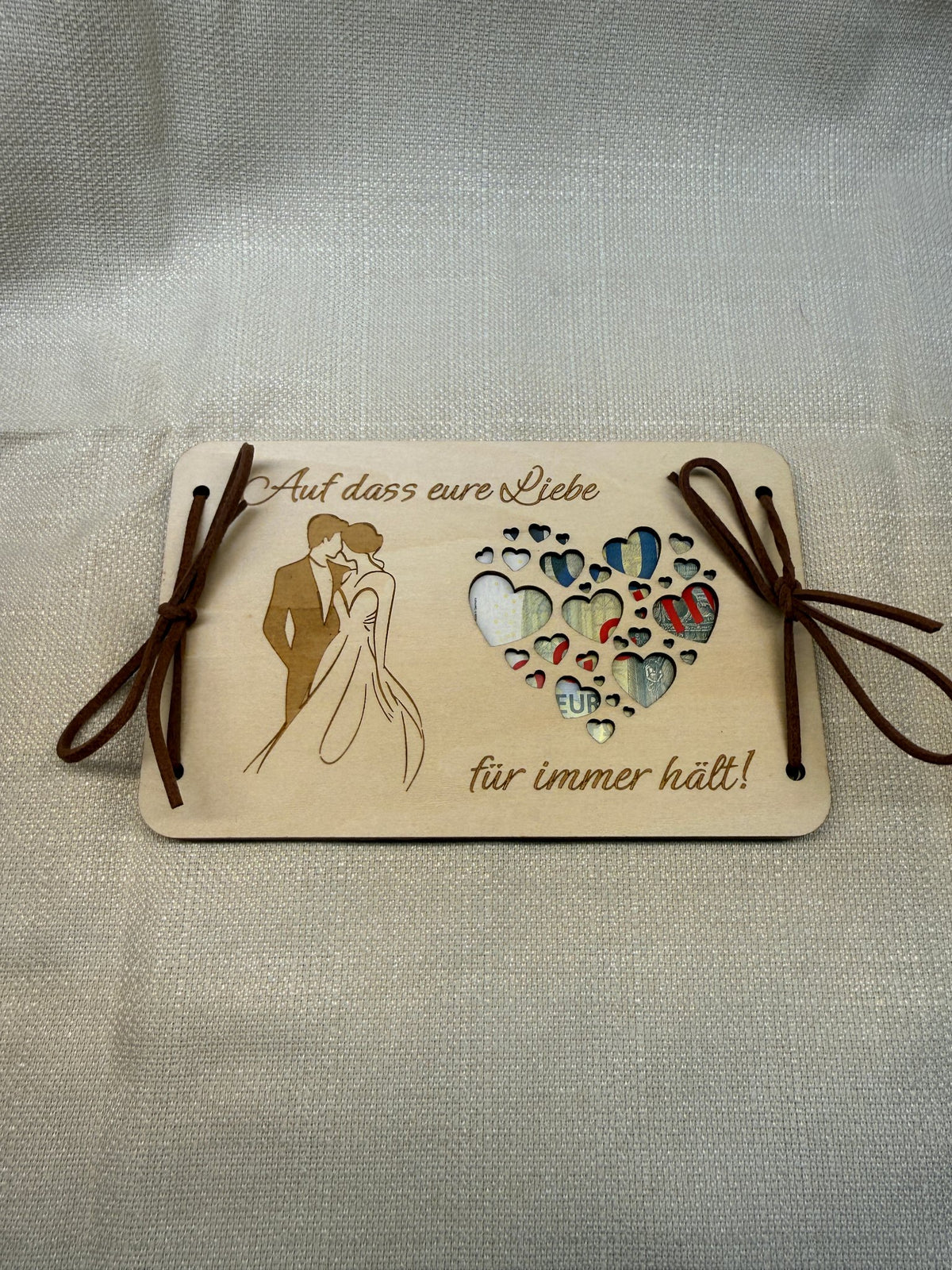 Geldgeschenk aus Holz „Hochzeit – Auf dass eure Liebe für immer hält“