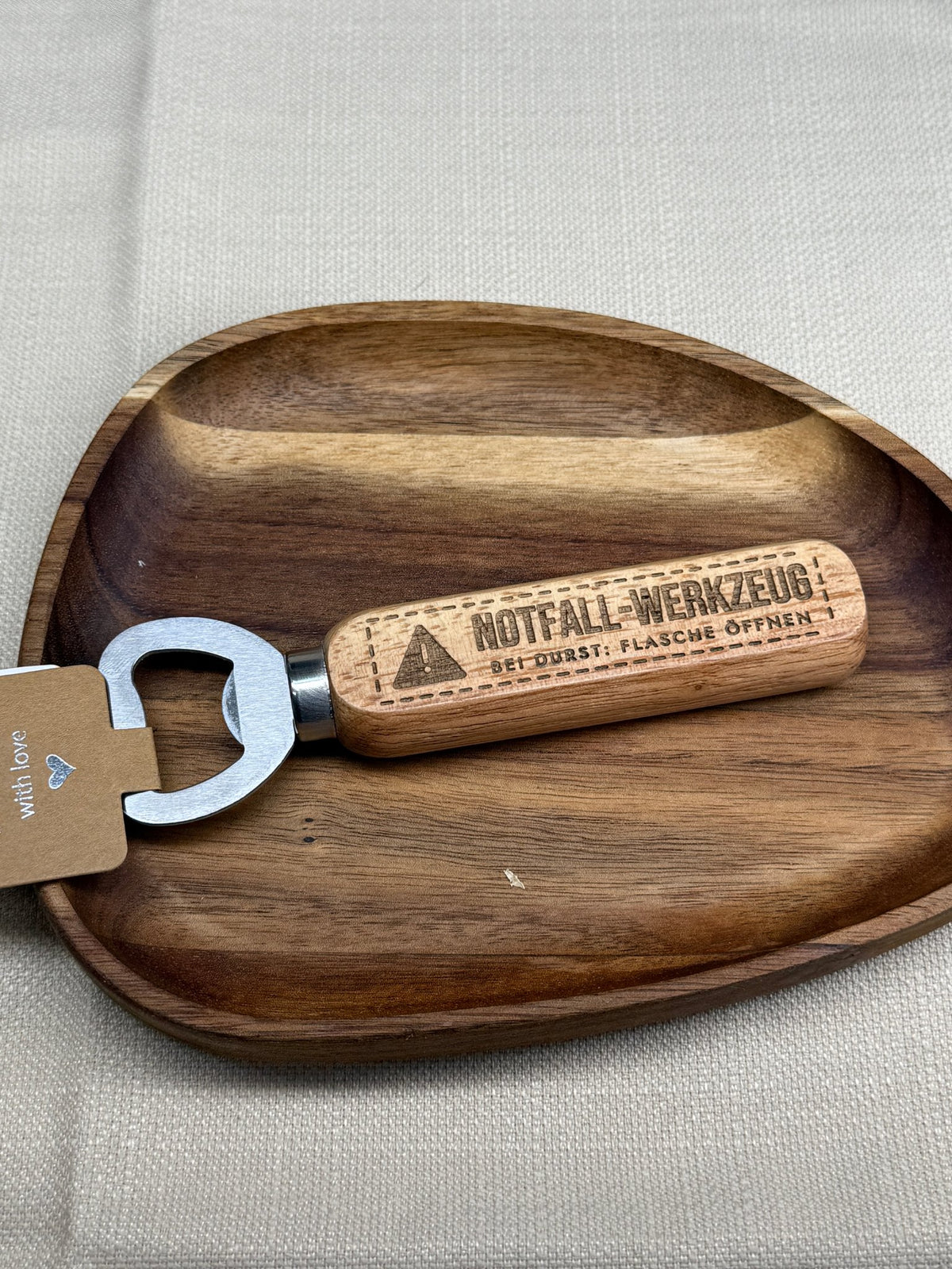 Gravierter Flaschenöffner aus Holz „Notfallwerkzeug"