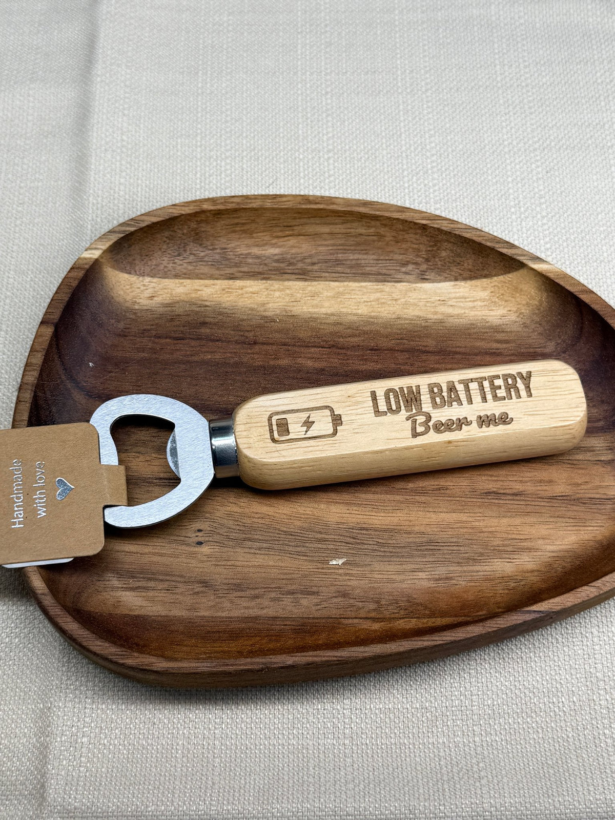 Gravierter Flaschenöffner aus Holz „Low battery"