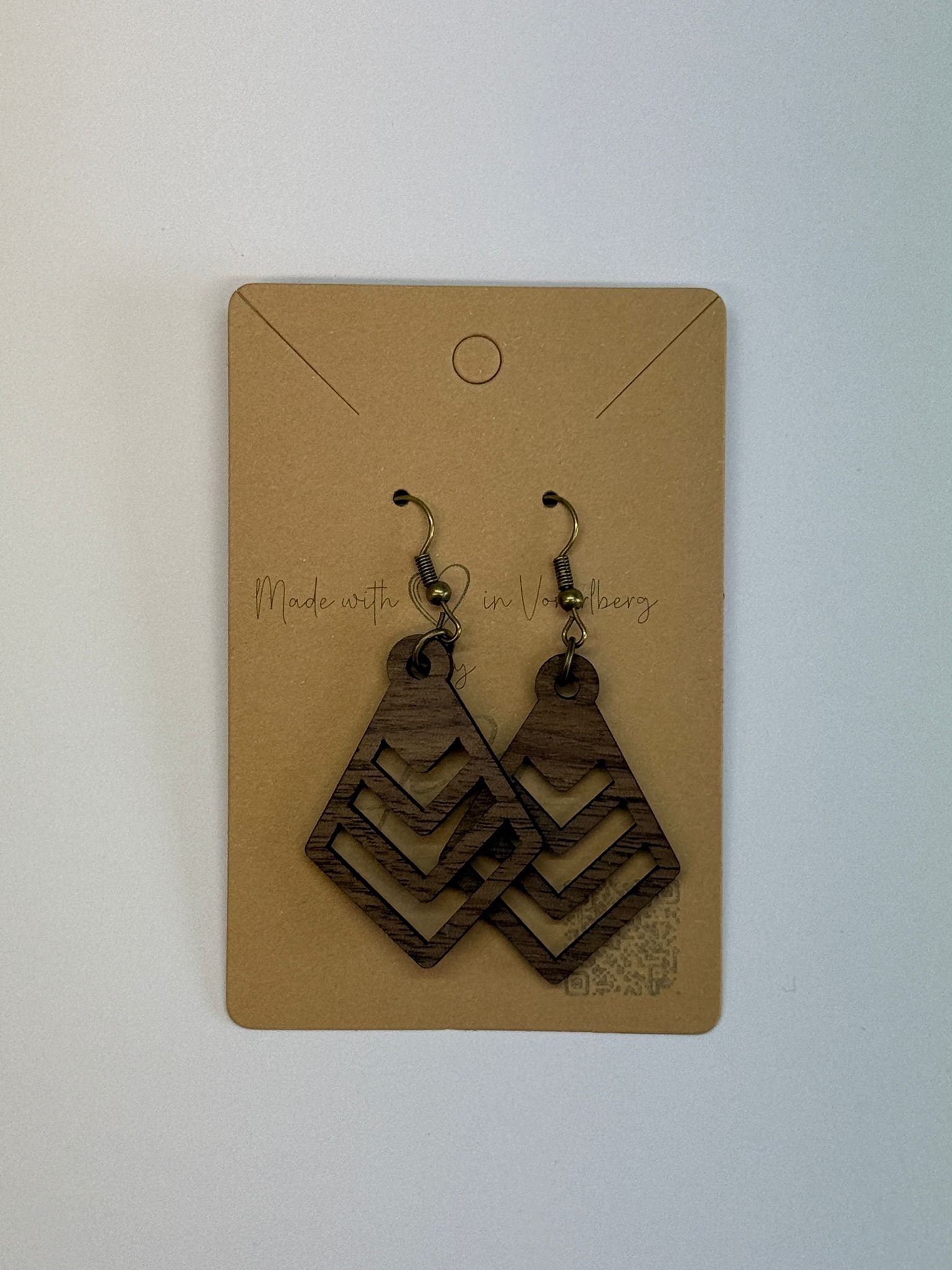 Holzohrringe "Bergspitzen" — Lasercut Walnuss, handgemacht in Vorarlberg