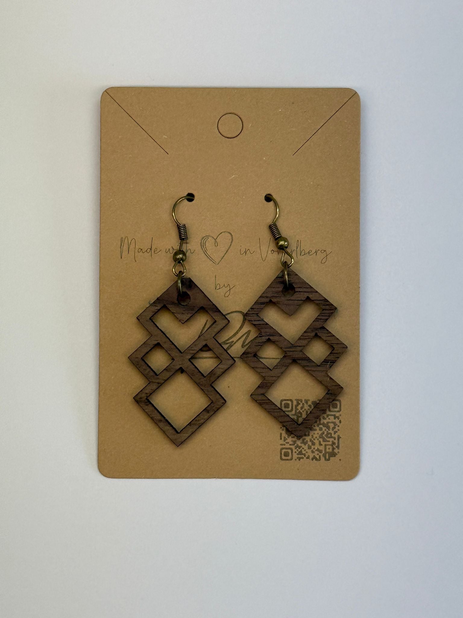 Holzohrringe „Rauten-Herz" — Filigran Lasercut Walnuss, handgefertigt in Vorarlberg