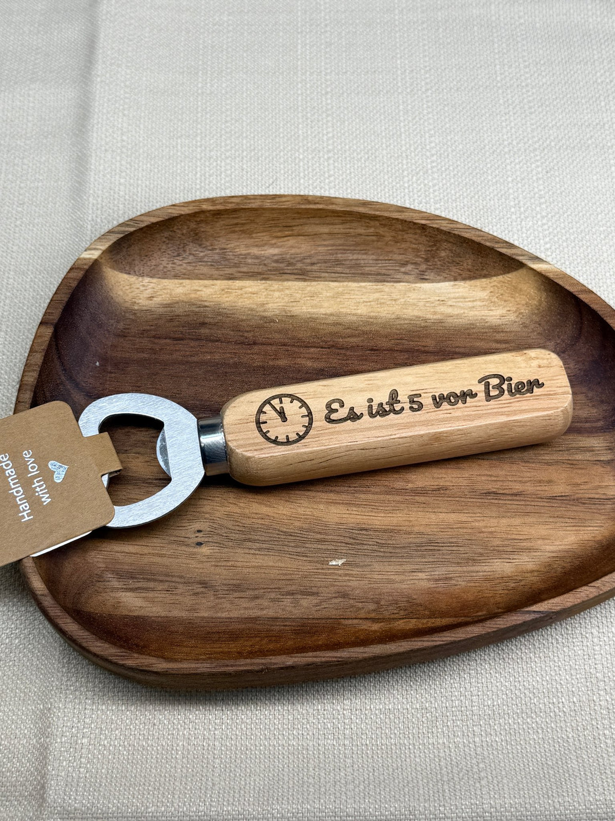 Gravierter Flaschenöffner aus Holz „5 vor Bier"